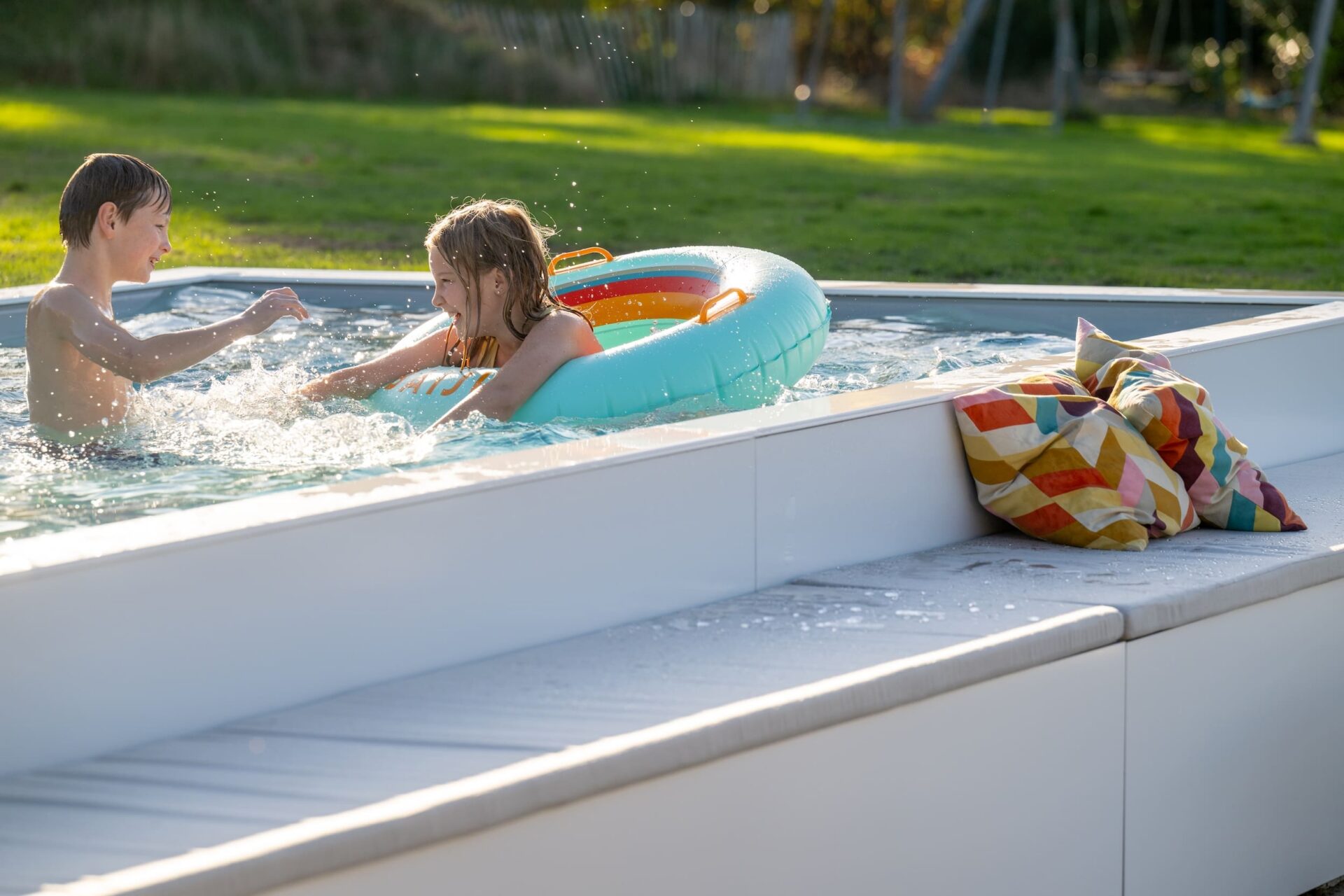 Spelende kinderen in een Snappl pool